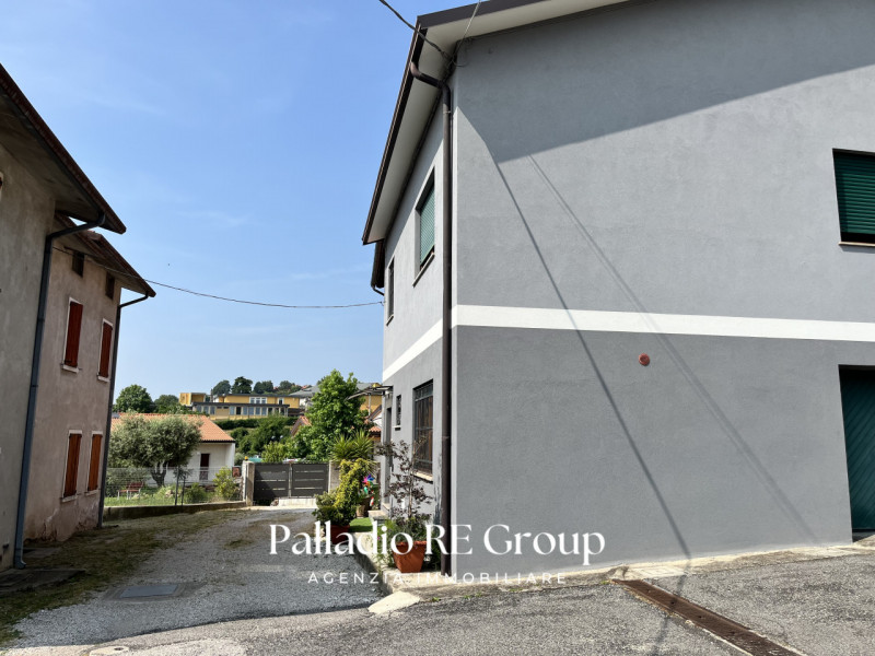 Nel cuore di Monteviale, immersa in un contesto verde e rilassante ma comodissima a tutti i servi...