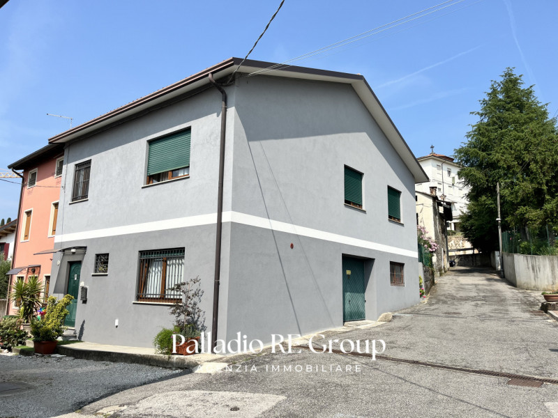 Nel cuore di Monteviale, immersa in un contesto verde e rilassante ma comodissima a tutti i servi...