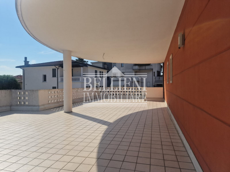 SANT'ANDREA - Proponiamo in vendita un ampio appartamento bicamere situato nella tranquilla e ric...