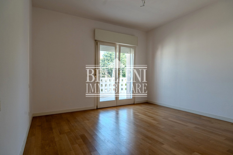 SANT'ANDREA - Proponiamo in vendita un ampio appartamento bicamere situato nella tranquilla e ric...