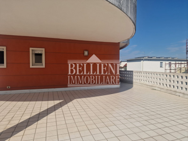 SANT'ANDREA - Proponiamo in vendita un ampio appartamento bicamere situato nella tranquilla e ric...