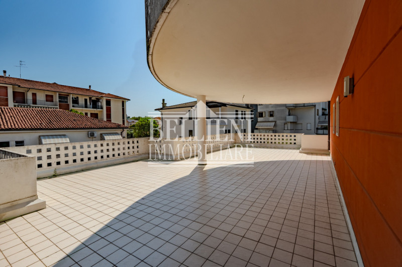 SANT'ANDREA - Proponiamo in vendita un ampio appartamento bicamere situato nella tranquilla e ric...