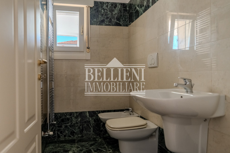 SANT'ANDREA - Proponiamo in vendita un ampio appartamento bicamere situato nella tranquilla e ric...