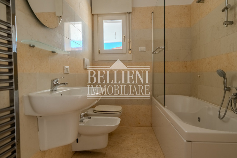 SANT'ANDREA - Proponiamo in vendita un ampio appartamento bicamere situato nella tranquilla e ric...