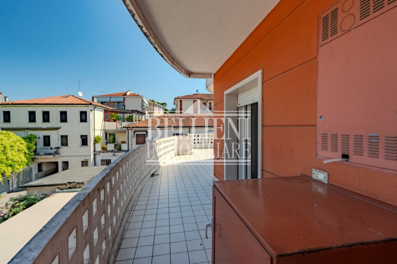 SANT'ANDREA - Proponiamo in vendita un ampio appartamento bicamere situato nella tranquilla e ric...