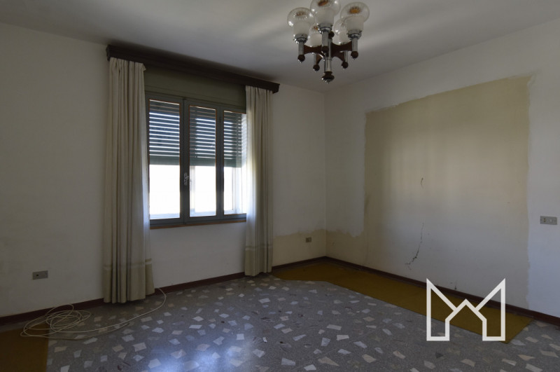 BASSANO DEL GRAPPA - In zona residenziale comoda al centro della città proponiamo palazzina compo...