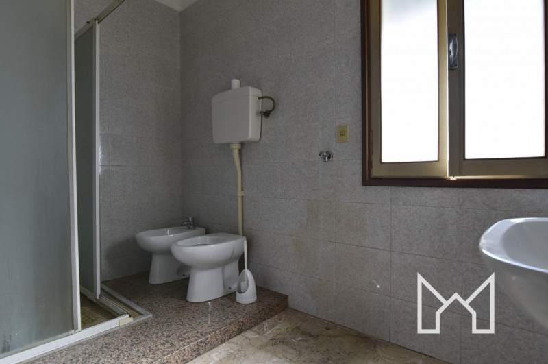 BASSANO DEL GRAPPA - In zona residenziale comoda al centro della città proponiamo palazzina compo...