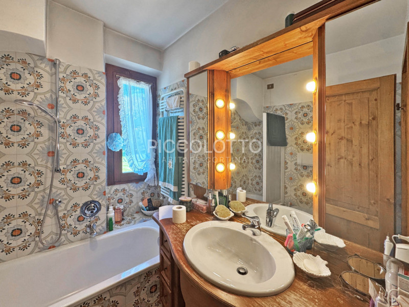 Rif. V5322 - Cortina d'Ampezzo, in invidiabile posizione panoramica, appartamento di circa 180 mq...