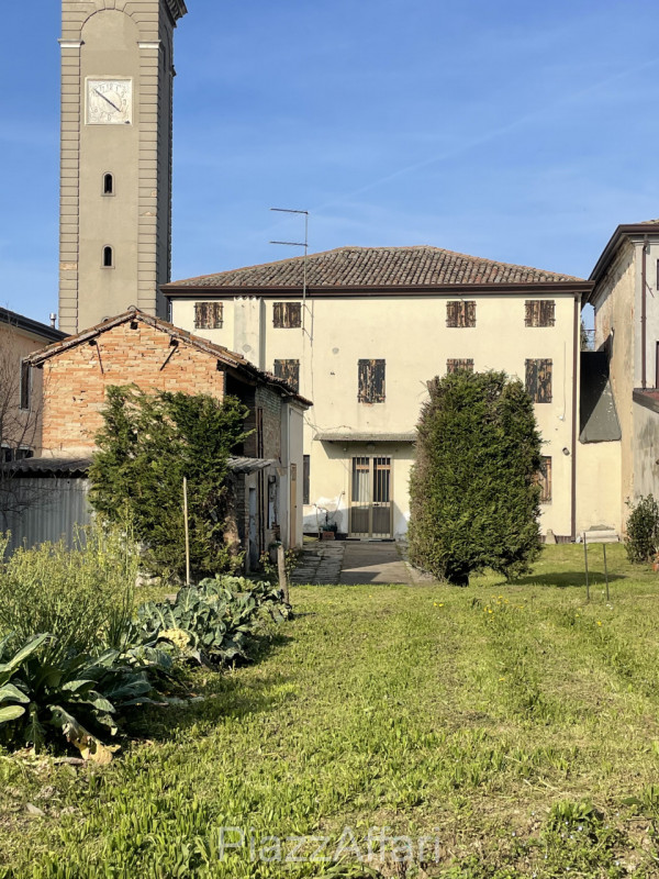 * PREZZO RIBASSATO *

Campagnola di Brugine, centralissimo, di fronte alla chiesa, proponiamo in ...