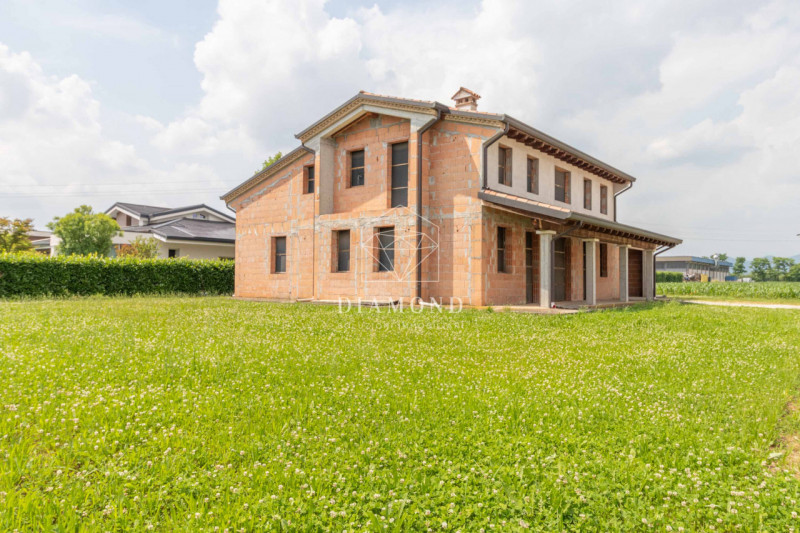 Caselle: in zona tranquilla di campagna, ma a solo 1 km dal centro del paese, vi proponiamo una c...