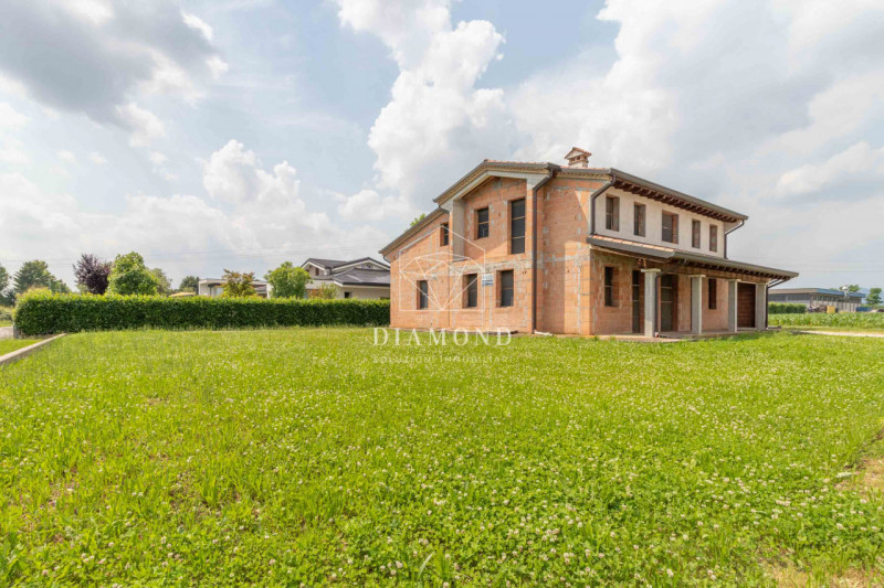 Caselle: in zona tranquilla di campagna, ma a solo 1 km dal centro del paese, vi proponiamo una c...