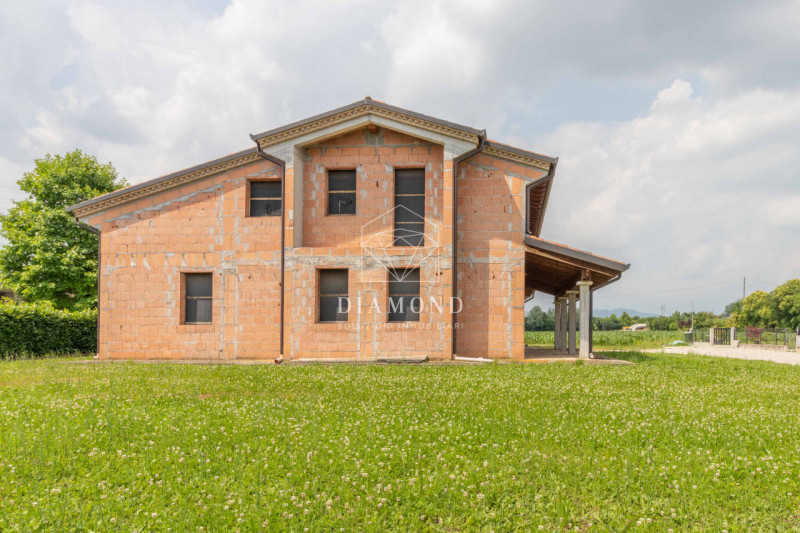 Caselle: in zona tranquilla di campagna, ma a solo 1 km dal centro del paese, vi proponiamo una c...
