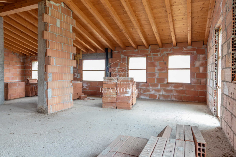 Caselle: in zona tranquilla di campagna, ma a solo 1 km dal centro del paese, vi proponiamo una c...