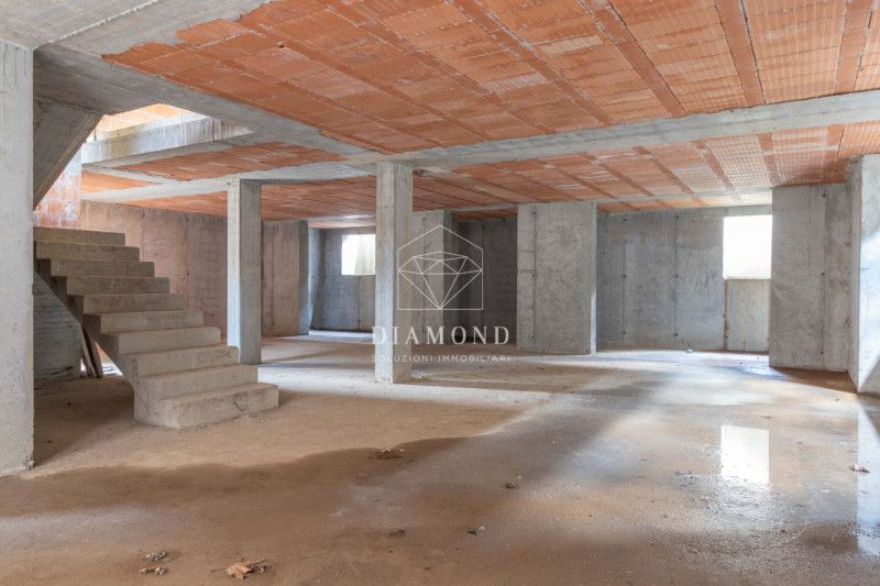 Caselle: in zona tranquilla di campagna, ma a solo 1 km dal centro del paese, vi proponiamo una c...