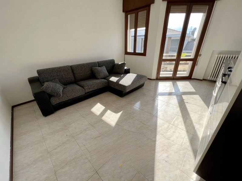 (Per INFO Cristina 3389226442) A Montegrotto Terme, a 100m dalle scuole medie e dal Duomo, a 5 mi...