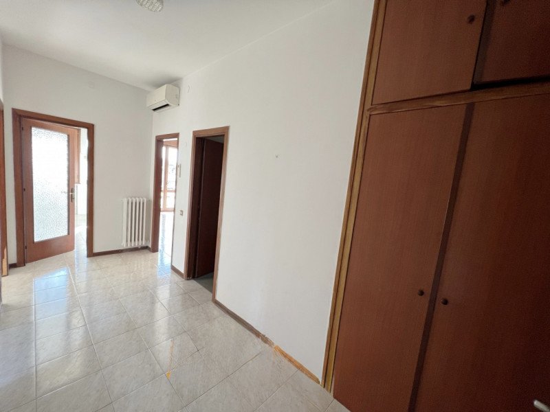 (Per INFO Cristina 3389226442) A Montegrotto Terme, a 100m dalle scuole medie e dal Duomo, a 5 mi...