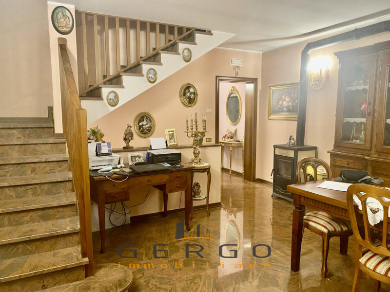 (Per INFO 3316190143) A Massanzago, in posizione centrale, proponiamo in vendita una porzione di ...