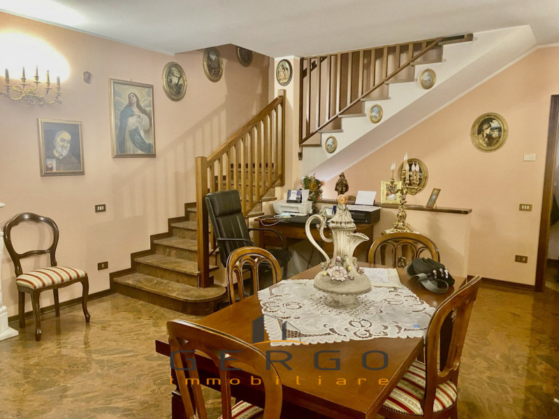 (Per INFO 3316190143) A Massanzago, in posizione centrale, proponiamo in vendita una porzione di ...