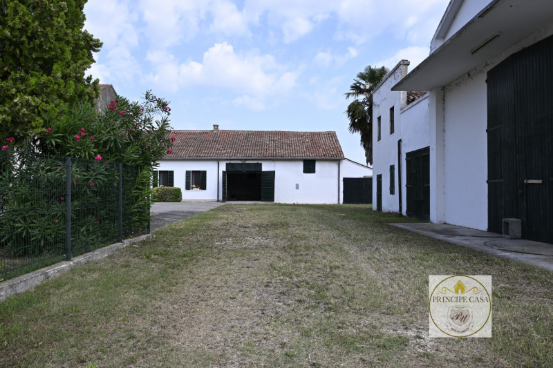 Rif:ruzt3. Si propone in vendita ed in esclusiva ad AGNA splendida abitazione rurale con annessi ...