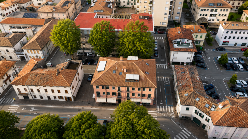 Scopri una rara opportunità abitativa nel pieno centro di Montebelluna! Proponiamo in vendita uno...