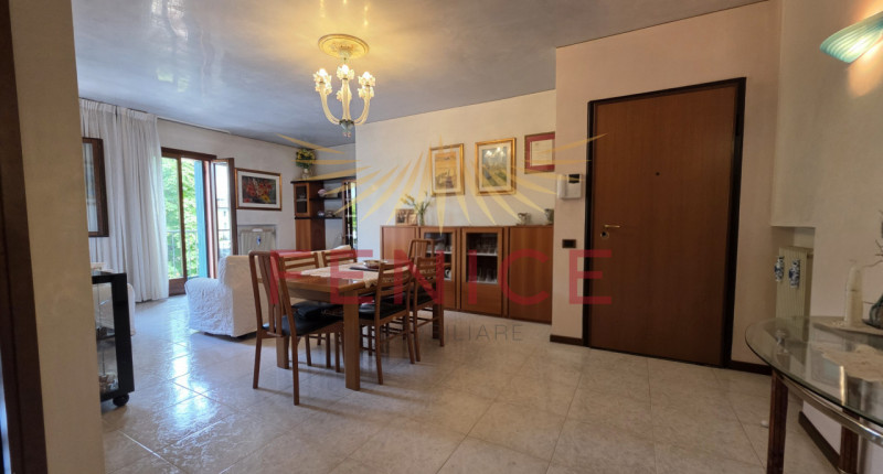 Scopri un'opportunità unica nel cuore di Montebelluna! Questo spazioso appartamento trilocale pos...