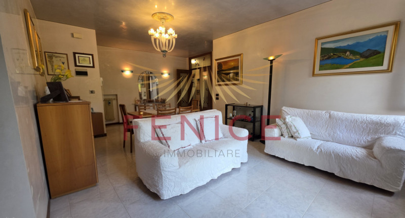 Scopri un'opportunità unica nel cuore di Montebelluna! Questo spazioso appartamento trilocale pos...