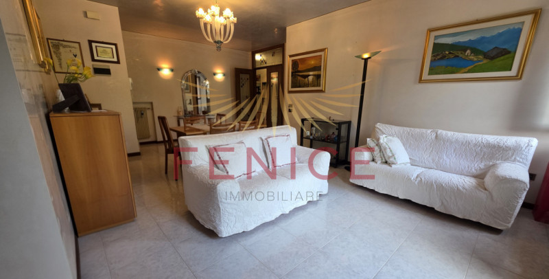 Scopri un'opportunità unica nel cuore di Montebelluna! Questo spazioso appartamento trilocale pos...