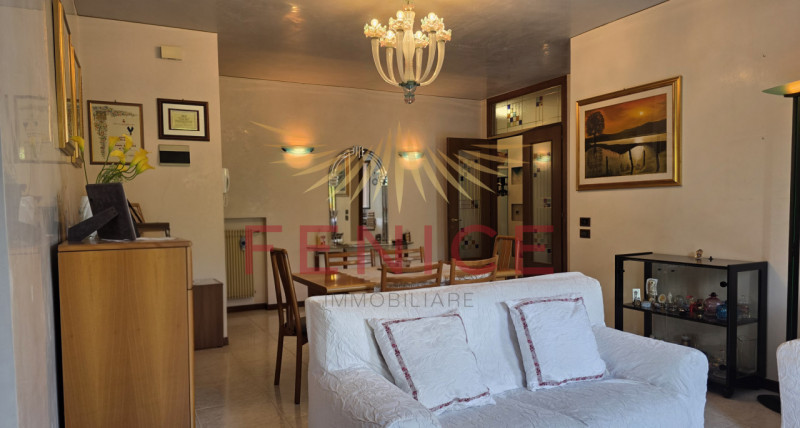 Scopri un'opportunità unica nel cuore di Montebelluna! Questo spazioso appartamento trilocale pos...