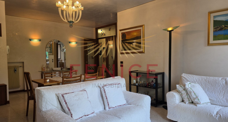 Scopri un'opportunità unica nel cuore di Montebelluna! Questo spazioso appartamento trilocale pos...