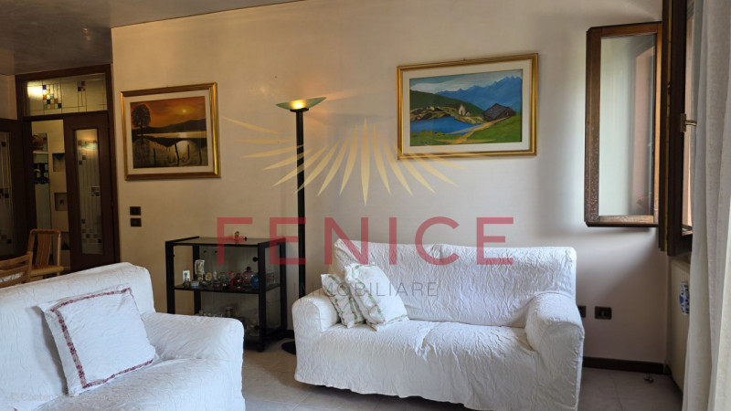 Scopri un'opportunità unica nel cuore di Montebelluna! Questo spazioso appartamento trilocale pos...