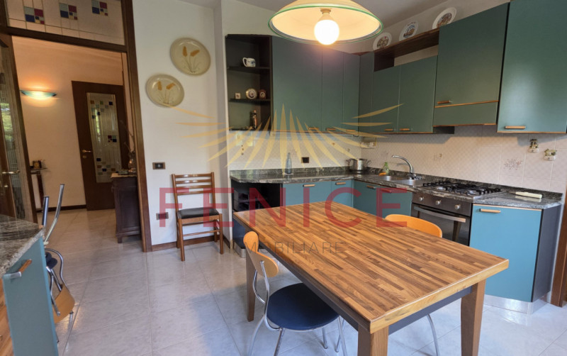 Scopri un'opportunità unica nel cuore di Montebelluna! Questo spazioso appartamento trilocale pos...