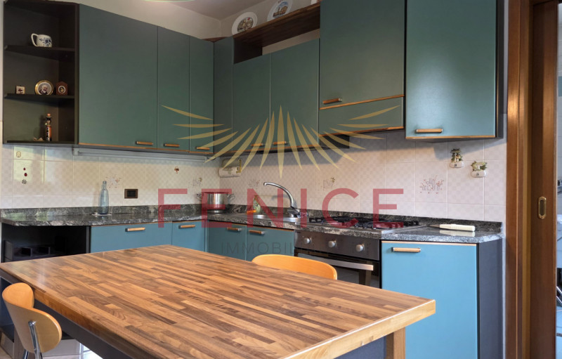 Scopri un'opportunità unica nel cuore di Montebelluna! Questo spazioso appartamento trilocale pos...