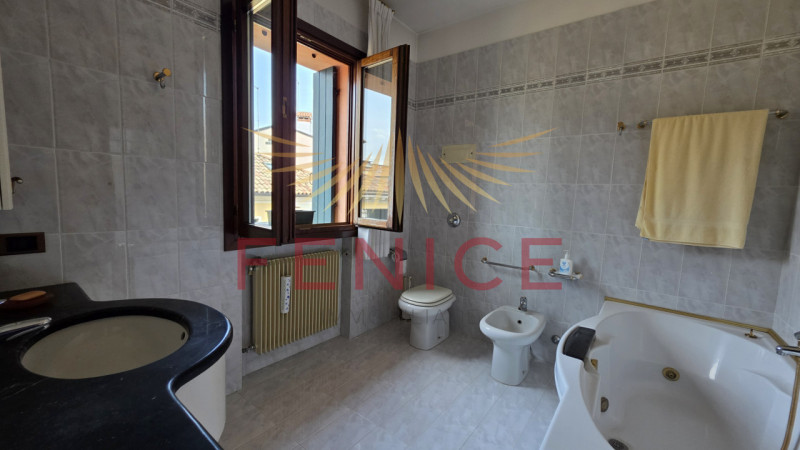 Scopri un'opportunità unica nel cuore di Montebelluna! Questo spazioso appartamento trilocale pos...