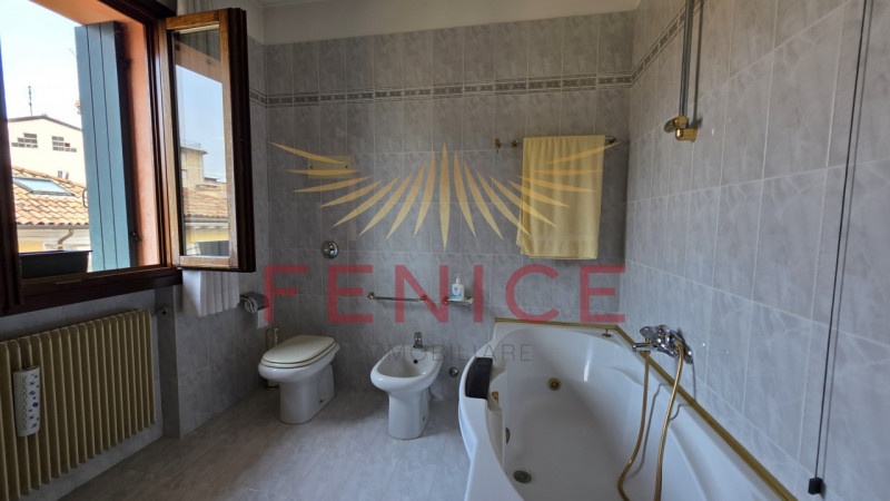 Scopri un'opportunità unica nel cuore di Montebelluna! Questo spazioso appartamento trilocale pos...