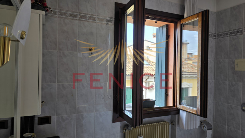 Scopri un'opportunità unica nel cuore di Montebelluna! Questo spazioso appartamento trilocale pos...