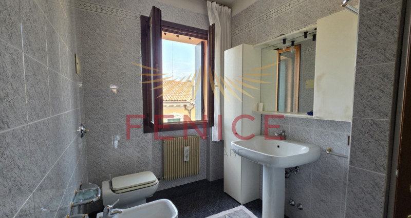 Scopri un'opportunità unica nel cuore di Montebelluna! Questo spazioso appartamento trilocale pos...