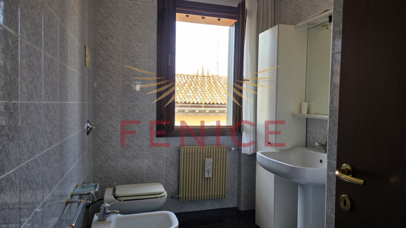 Scopri un'opportunità unica nel cuore di Montebelluna! Questo spazioso appartamento trilocale pos...