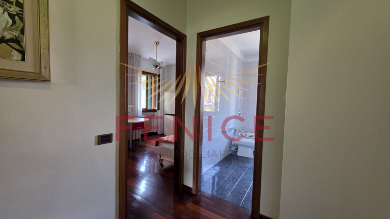 Scopri un'opportunità unica nel cuore di Montebelluna! Questo spazioso appartamento trilocale pos...