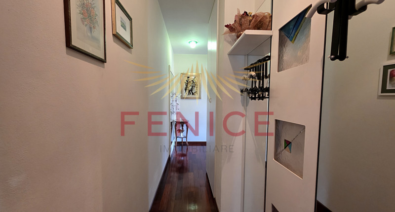 Scopri un'opportunità unica nel cuore di Montebelluna! Questo spazioso appartamento trilocale pos...