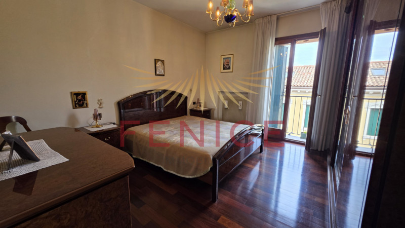 Scopri un'opportunità unica nel cuore di Montebelluna! Questo spazioso appartamento trilocale pos...