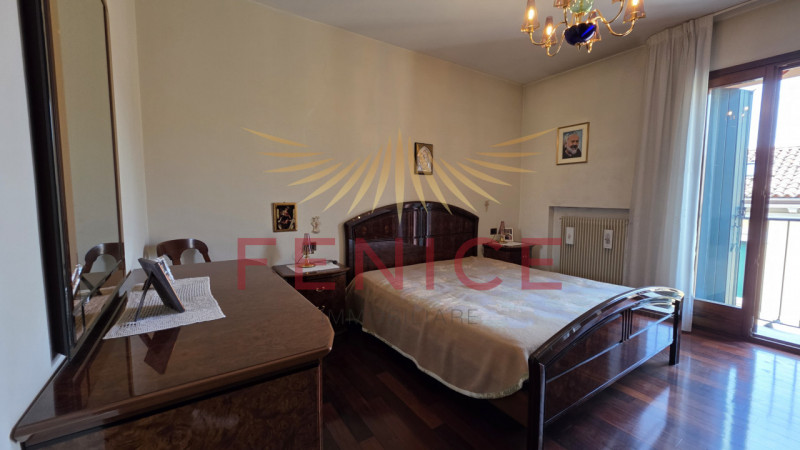 Scopri un'opportunità unica nel cuore di Montebelluna! Questo spazioso appartamento trilocale pos...