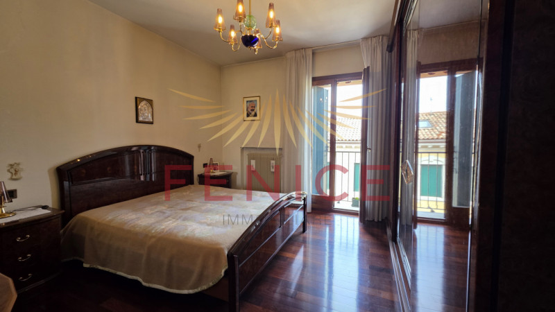 Scopri un'opportunità unica nel cuore di Montebelluna! Questo spazioso appartamento trilocale pos...