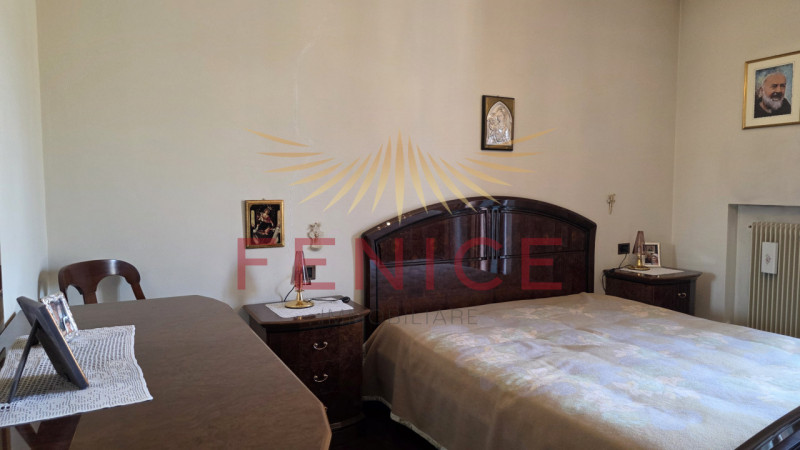 Scopri un'opportunità unica nel cuore di Montebelluna! Questo spazioso appartamento trilocale pos...