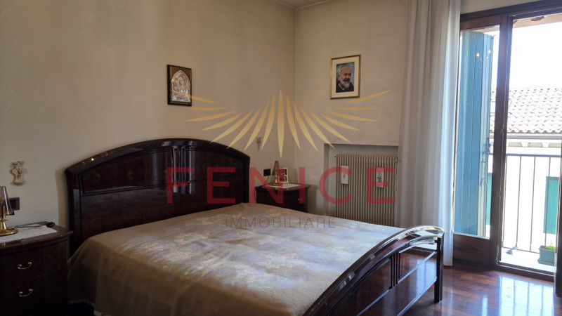 Scopri un'opportunità unica nel cuore di Montebelluna! Questo spazioso appartamento trilocale pos...