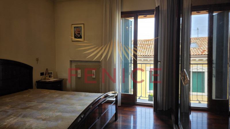 Scopri un'opportunità unica nel cuore di Montebelluna! Questo spazioso appartamento trilocale pos...