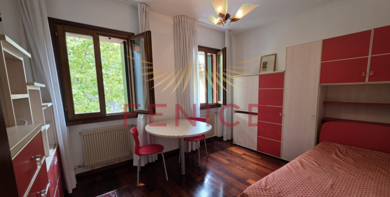 Scopri un'opportunità unica nel cuore di Montebelluna! Questo spazioso appartamento trilocale pos...