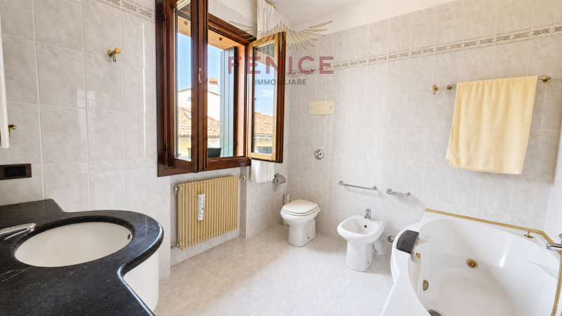 Scopri una rara opportunità abitativa nel pieno centro di Montebelluna! Proponiamo in vendita uno...