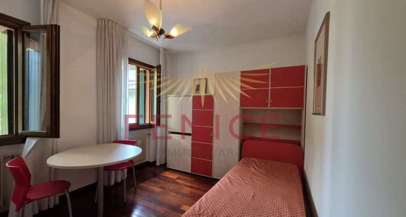 Scopri un'opportunità unica nel cuore di Montebelluna! Questo spazioso appartamento trilocale pos...