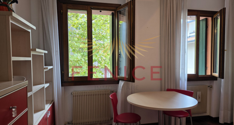 Scopri un'opportunità unica nel cuore di Montebelluna! Questo spazioso appartamento trilocale pos...