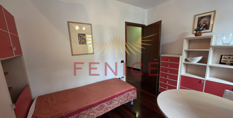 Scopri un'opportunità unica nel cuore di Montebelluna! Questo spazioso appartamento trilocale pos...